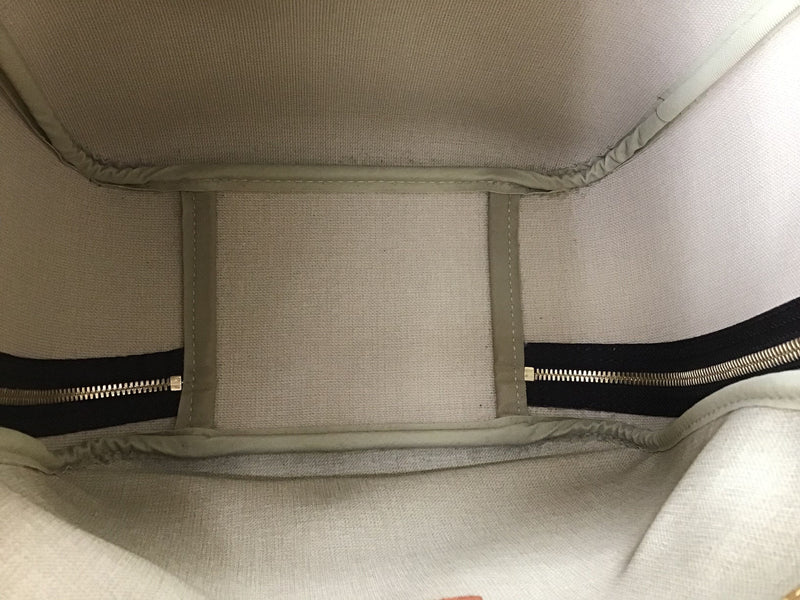 Louis Vuitton 
02 Monogram 
Excursion
 Bag