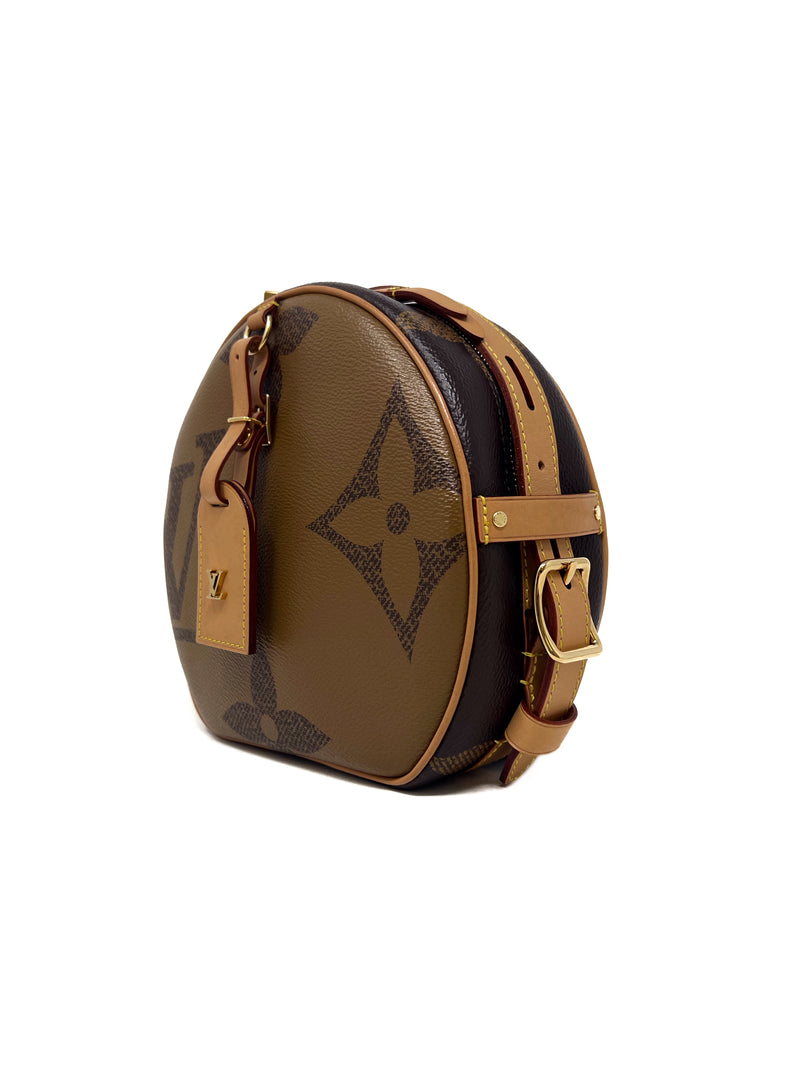 Louis Vuitton 
19 
Boite Chapeau Souple
 MM Giant Reverse Monogram Crossbody