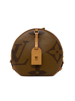 Louis Vuitton 
19 
Boite Chapeau Souple
 MM Giant Reverse Monogram Crossbody