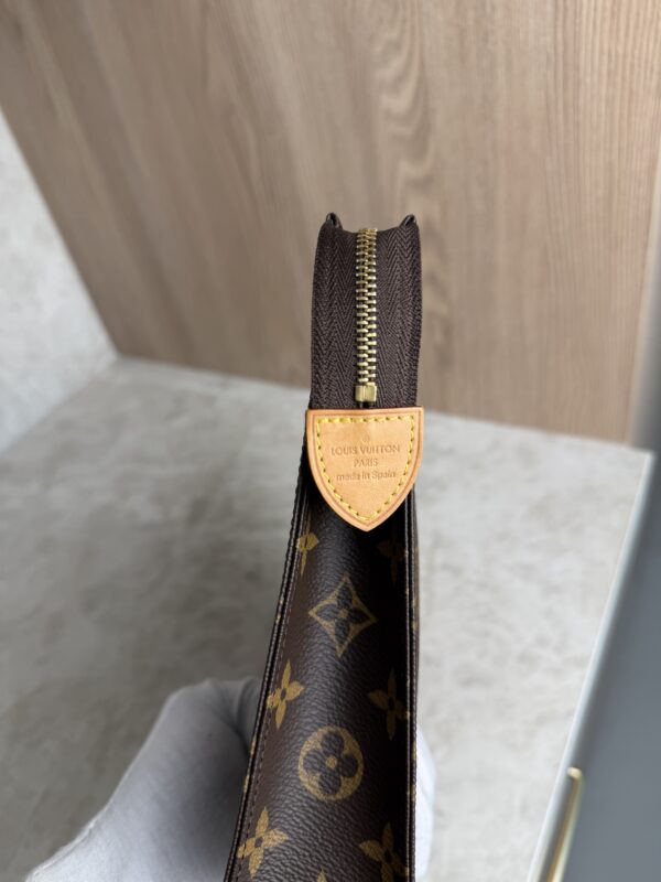 Louis Vuitton Monogram Toiletry 26